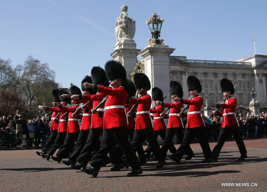 Honor guards proceed during a parade marking Good Friday in front of the Buckingham Palace in London, Britain, April 6, 2012.(Xinhua/Bimal Gautam) 