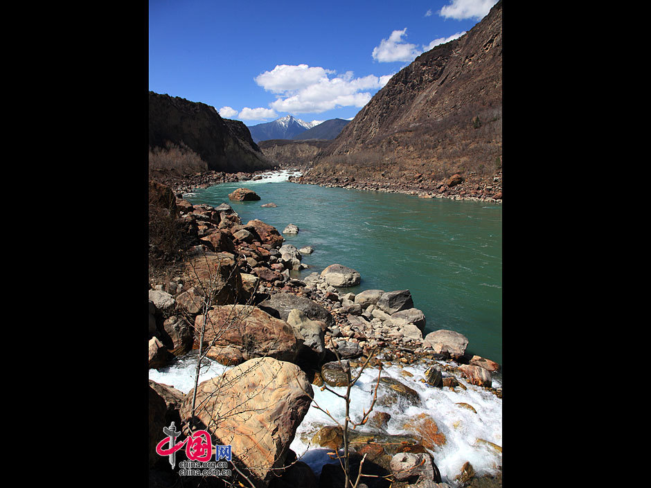 Stretching for more than 2,900 kilometers and as the river at the highest altitude in the world, the Yarlung Zangbo River is located in southwest China's Tibet Autonomous Region. The river is sourced in the Gyaimanezong Glacier in Zongba County, which is in the northern foothills of the Himalayas. It flows from west to east across the southern section of the Tibetan Plateau. [China.org.cn]