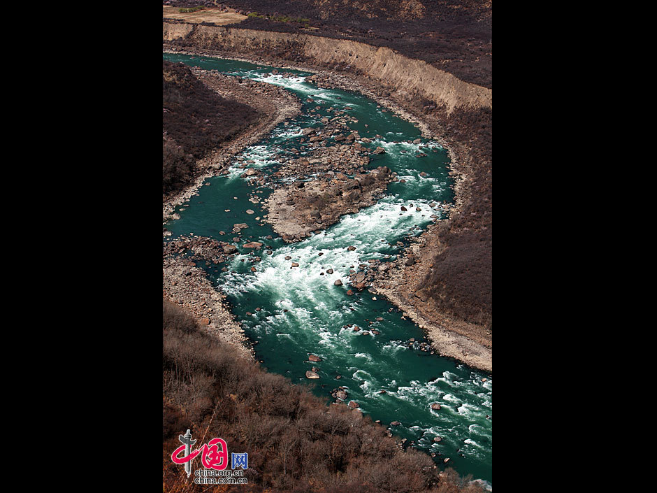 Stretching for more than 2,900 kilometers and as the river at the highest altitude in the world, the Yarlung Zangbo River is located in southwest China's Tibet Autonomous Region. The river is sourced in the Gyaimanezong Glacier in Zongba County, which is in the northern foothills of the Himalayas. It flows from west to east across the southern section of the Tibetan Plateau. [China.org.cn]