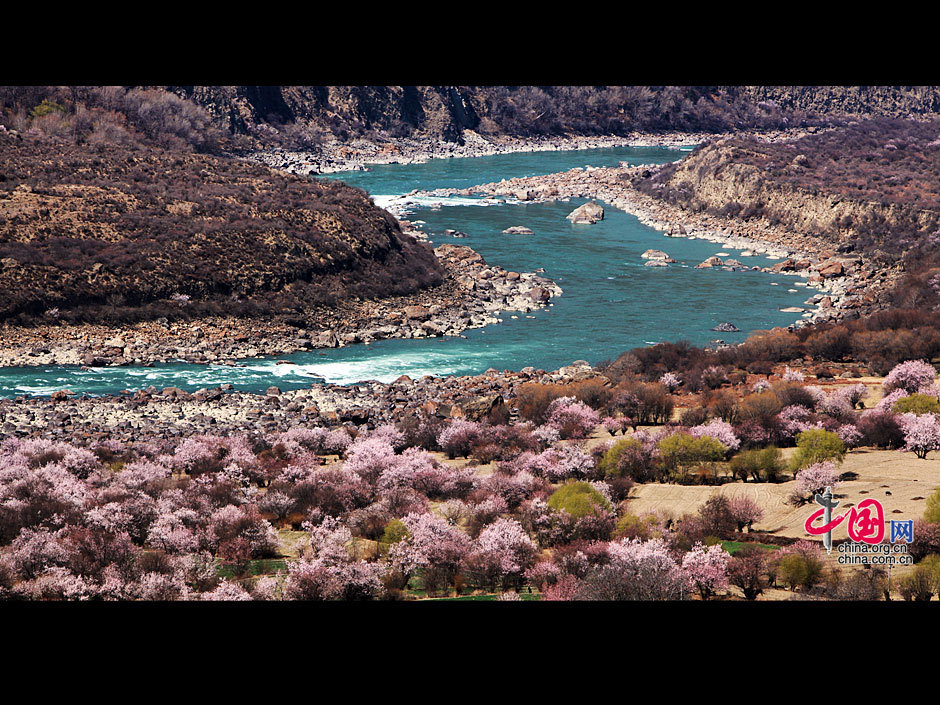 Stretching for more than 2,900 kilometers and as the river at the highest altitude in the world, the Yarlung Zangbo River is located in southwest China's Tibet Autonomous Region. The river is sourced in the Gyaimanezong Glacier in Zongba County, which is in the northern foothills of the Himalayas. It flows from west to east across the southern section of the Tibetan Plateau. [China.org.cn]