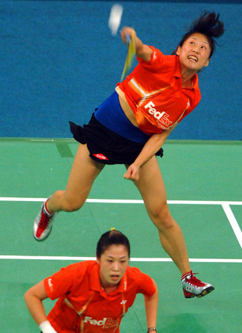 China's Huang Sui (top) and Gao Ling return a shot during women's doubles game at the World Badminton Championships in Kuala Lumpur on August 15, 2007.