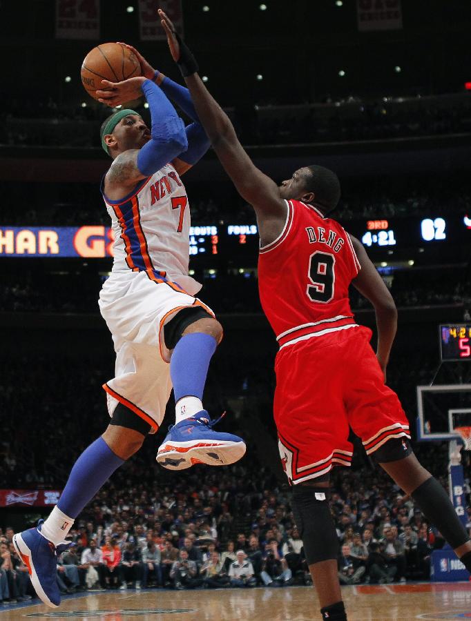 New York Knicks forward Carmelo Anthony shoots against Chicago Bulls forward Luol Deng (R) in the third quarter of their NBA basketball game at Madison Square Garden in New York, April 8, 2012. (Xinhua/ Reuters Photo) 