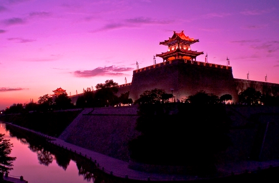 Located in the center of Xi'an City, the Xi'an City Wall measures 12 meters high, 18 meters wide at the base and 15 meters wide at the top.