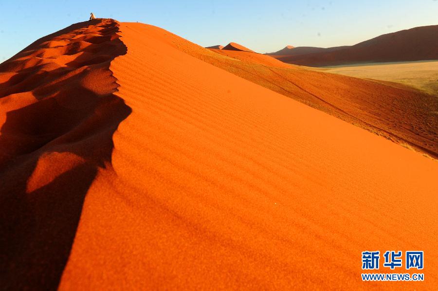 A tourist walks on the red sand dune in Sossusvlei desert park, Namibia, April 9, 2012. (Xinhua Photo) 