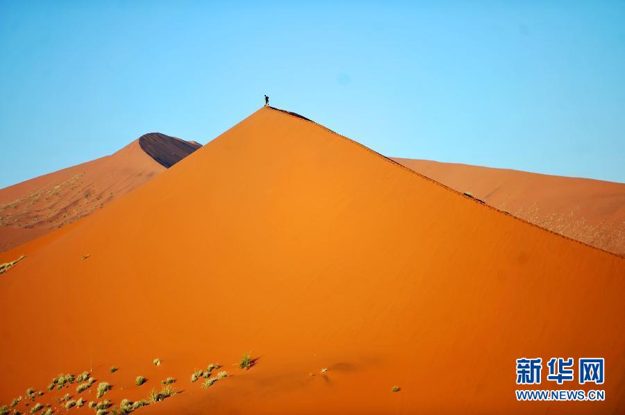 A tourist walks on the red sand dune in Sossusvlei desert park, Namibia, April 9, 2012. (Xinhua Photo) 
