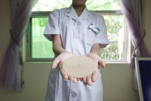 A silicone breast implant is shown at a plastic surgery clinic in Shenzhen, south China's Guangdong Province. [BLOOMBERG]