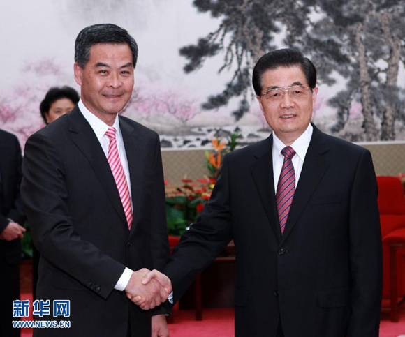 President Hu Jintao (R) meets with Leung Chun-ying, the chief executive-elect of the Hong Kong Special Administrative Region, Wednesday in Beijing. 