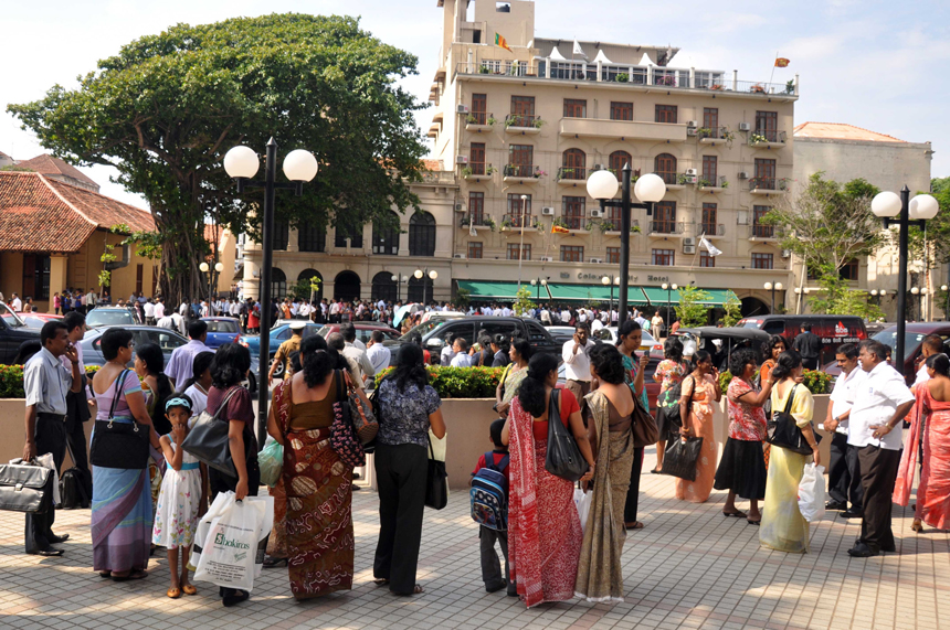 People stay on the streets for disaster prevention in Colombo, capital of Sri Lanka, on Apr. 11. A massive earthquake struck off Indonesia's Sumatra island, US and Indonesian monitors reported, prompting an Indian Ocean-wide tsunami alert. [Xinhua photo] 