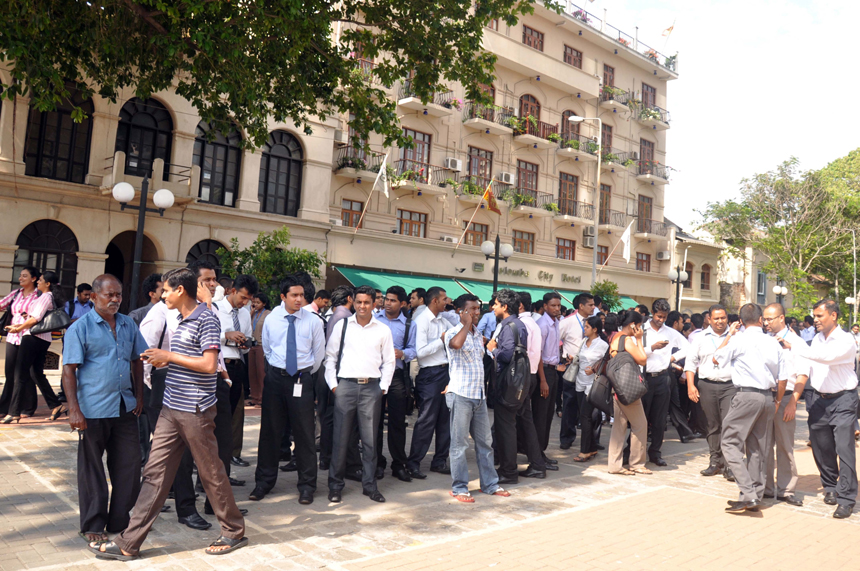 People stay on the streets for disaster prevention in Colombo, capital of Sri Lanka, on Apr. 11. A massive earthquake struck off Indonesia's Sumatra island, US and Indonesian monitors reported, prompting an Indian Ocean-wide tsunami alert. [Xinhua photo] 