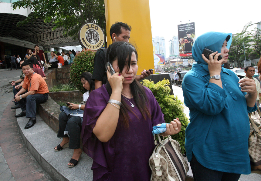 Local people take refuge in the outdoor in Indonesia on Apr. 11, 2012. A massive earthquake struck off Indonesia's Sumatra island, US and Indonesian monitors reported, prompting an Indian Ocean-wide tsunami alert. [Xinhua photo]