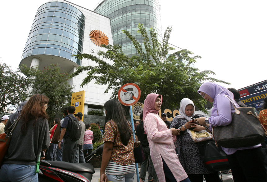 People take refuge outdoors in Medan, Indonesia, after a major earthquake and aftershocks jolted northern Sumatra on Apr. 11, 2012. [Xinhua photo] 