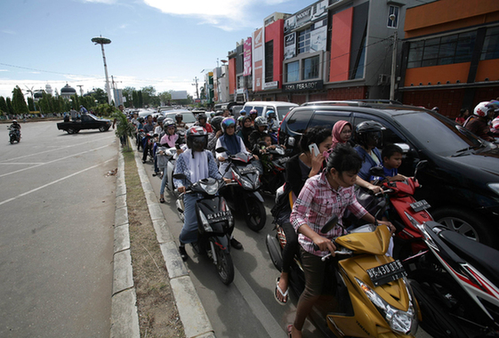 Acehnese people try to go to higher ground after a powerfull earthquake hit the western coast of Sumatera in Banda Aceh on April 11, 2012. A massive earthquake struck off Indonesia's Sumatra island, US and Indonesian monitors reported, prompting an Indian Ocean-wide tsunami alert. 