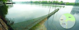 A fishery has severely polluted Crescent Lake in Nanjing in east China's Jiangsu Province. [sina.com]