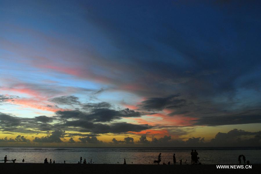  Picture taken on April 9, 2012 shows a view of the beach during sunset in Mauritius. (Xinhua/He Xianfeng) 