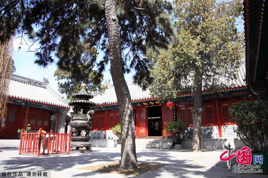 Situated south of Jiaozi Alley outside Xuanwumen, Fayuan Temple is the oldest ancient Buddhist temple in Beijing. It also houses the China Buddhist Association, the China Buddhism Institution and the China Buddhism Library and Relic Center, thus serving as an important venue for nurturing young monks and Buddhist research. [China.org.cn]