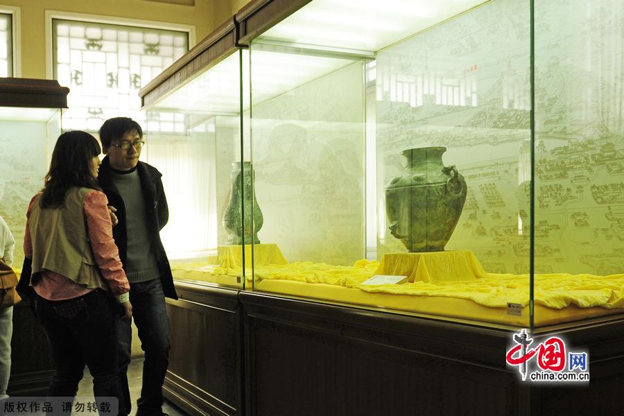 Located to the east of the Wenchang Tower in the Summer Palace, the Wenchang Gallery is the largest and the most impressive gallery of its kind in any classical Chinese garden. On display in its six halls are thousands of artifacts extracted from the Summer Palace, covering some 3,600 years from the Shang and Zhou dynasties to the fall of the Qing Dynasty in 1911.