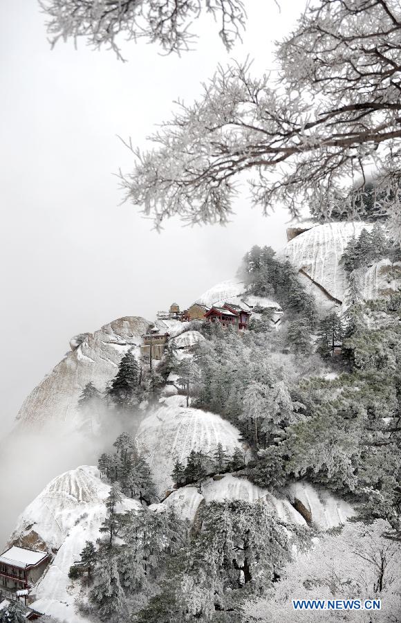 Photo taken on April 12, 2012 shows the snow scenery at Huashan Mountain Scenic Area in Xi'an, capital of northwest China's Shaanxi Province. A snow hit Mt. Huashan on Thursday early morning, bringing charming sceneries to the tourist site. (Xinhua/Tao Ming) 