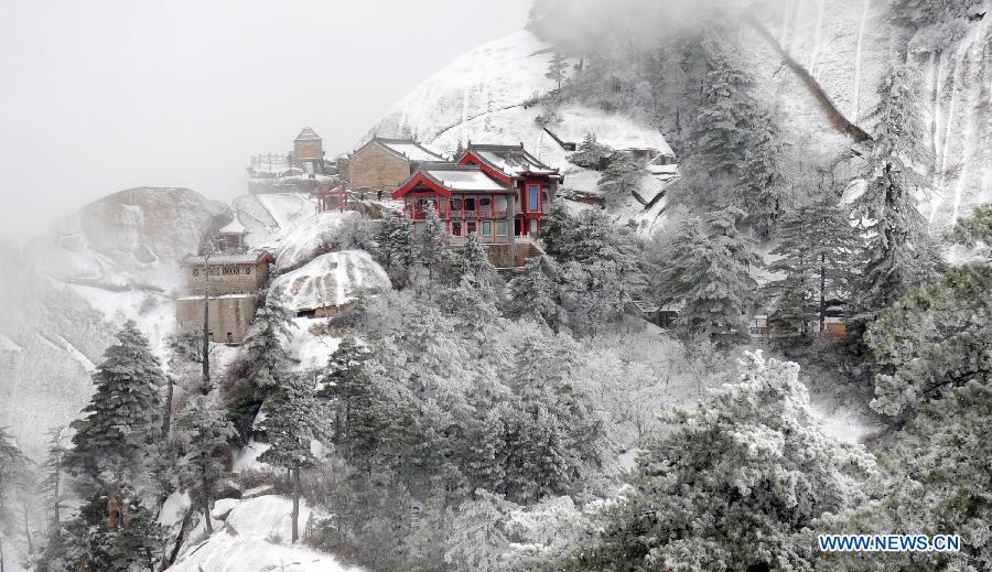 Photo taken on April 12, 2012 shows the snow scenery at Huashan Mountain Scenic Area in Xi'an, capital of northwest China's Shaanxi Province. A snow hit Mt. Huashan on Thursday early morning, bringing charming sceneries to the tourist site. [Xinhua/Tao Ming]