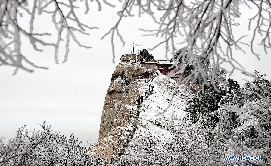 Photo taken on April 12, 2012 shows the snow scenery at Huashan Mountain Scenic Area in Xi'an, capital of northwest China's Shaanxi Province. A snow hit Mt. Huashan on Thursday early morning, bringing charming sceneries to the tourist site. [Xinhua/Tao Ming]