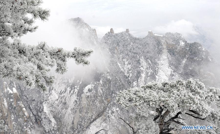 Photo taken on April 12, 2012 shows the snow scenery at Huashan Mountain Scenic Area in Xi'an, capital of northwest China's Shaanxi Province. A snow hit Mt. Huashan on Thursday early morning, bringing charming sceneries to the tourist site. [Xinhua/Tao Ming]