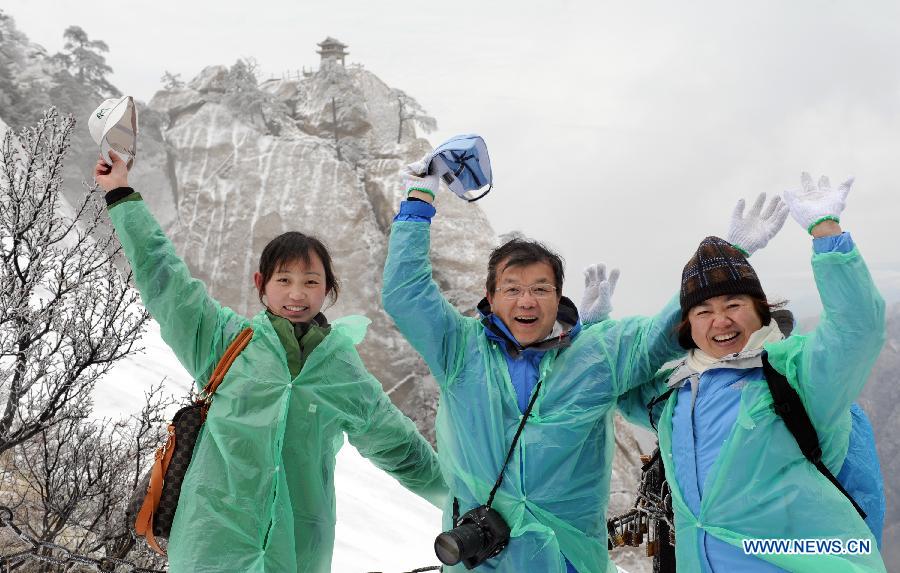 Photo taken on April 12, 2012 shows the snow scenery at Huashan Mountain Scenic Area in Xi'an, capital of northwest China's Shaanxi Province. A snow hit Mt. Huashan on Thursday early morning, bringing charming sceneries to the tourist site. [Xinhua/Tao Ming]