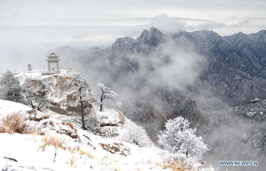 Photo taken on April 12, 2012 shows the snow scenery at Huashan Mountain Scenic Area in Xi'an, capital of northwest China's Shaanxi Province. A snow hit Mt. Huashan on Thursday early morning, bringing charming sceneries to the tourist site. [Xinhua/Tao Ming]