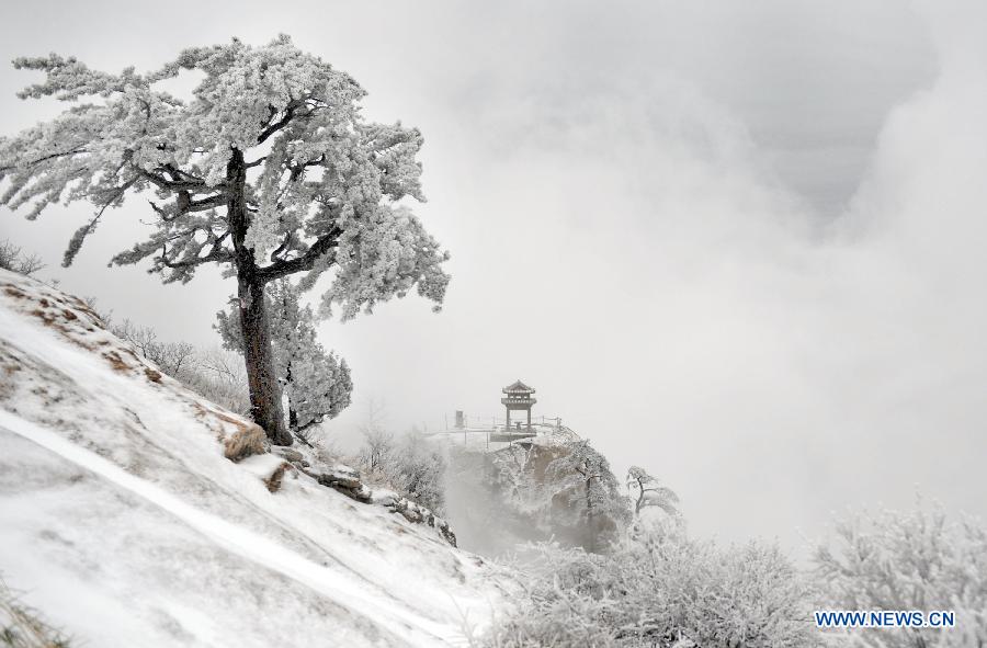 Photo taken on April 12, 2012 shows the snow scenery at Huashan Mountain Scenic Area in Xi'an, capital of northwest China's Shaanxi Province. A snow hit Mt. Huashan on Thursday early morning, bringing charming sceneries to the tourist site. [Xinhua/Tao Ming]