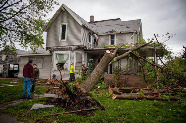 People begin to pick up the pieces after the town was hit by an apparent tornado April 14, 2012 in Thurman, Iowa. The storms were part of a massive system that affected areas from Northern Nebraska south through Oklahoma. [Xinhua/AFP Photo]