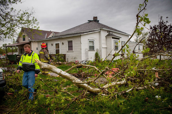 Members of local and area fire departments go house to house checking on residents after an apparent tornado April 14, 2012 in Thurman, Iowa. The storms were part of a massive system that affected areas from Northern Nebraska south through Oklahoma. [Xinhua/AFP Photo]