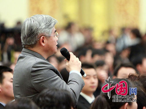 Chinese Premier Wen Jiabao meets the press after the closing meeting of the Fifth Session of the 11th National People's Congress (NPC) at the Great Hall of the People in Beijing, March 14, 2012. In the photo a reporter from Taiwan asks questions.