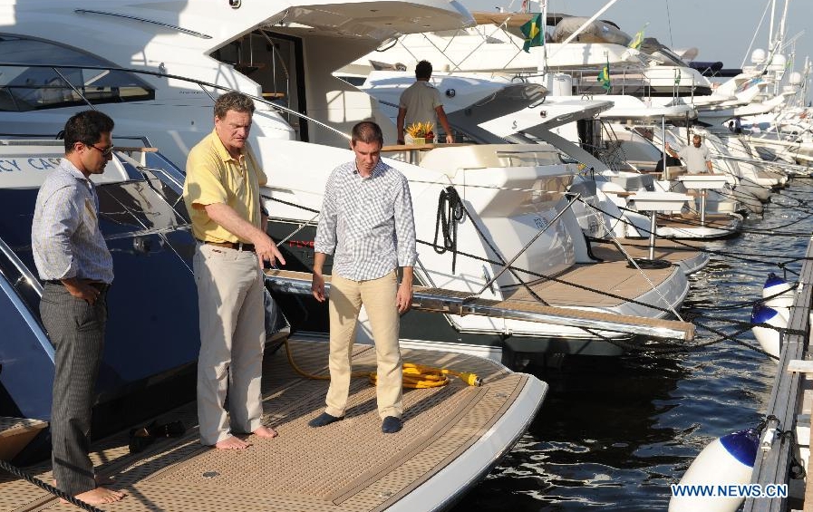  A visitor asks for details about a yacht during the Rio Boat Show in Rio de Janeiro, Brazil, April 13, 2012. The Boat Show, biggest of its kind in Latin America, kicked off here Thursday. (Xinhua/Weng Xinyang) 