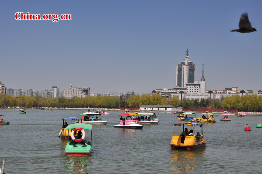 The Lianhuachi Park is very close to the Beijing West Railway Station. With an area of 44.6 hectares (110 acres), the park is a modern garden and is well-known for its splendid lotus scenery. [China.org.cn/by Yuan Fang]