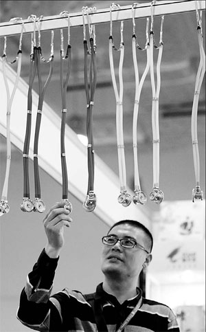 A medical equipment and device exhibition in Jinan, Shandong province. The booming household medical device market has led to fierce competition in major Chinese cities as well as rural areas as international and domestic manufacturers seek to update technologies and offer better services to grab more market share. [China Daily]