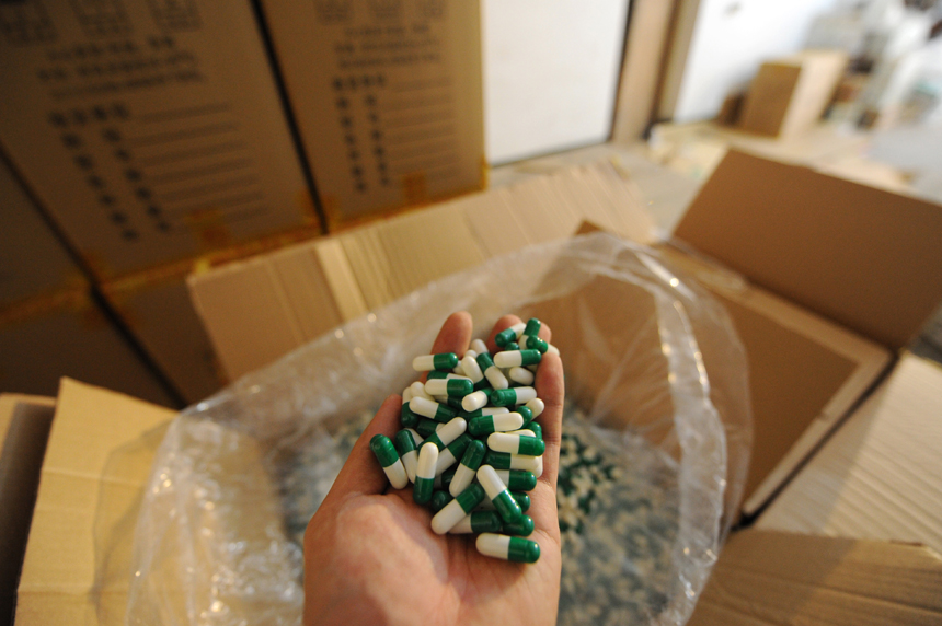 In this photo taken on April 16, 2012, the Zhuokang Capsule Co., Ltd. in Zhejiang Province has been closed down for using industrial gelatin to produce capsules. The State Food and Drug Administration (SFDA), China's drug watchdog, issued an emergency notice April 15 night to suspend the selling and consumption of a list of capsules with reported excessive chromium contamination. [Xinhua photo] 