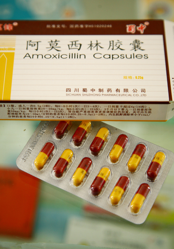 In the photo taken on April 16, 2012 are Amoxicillin capsules sold in a drug store in Nantong, Jiangsu Province. The State Food and Drug Administration (SFDA), China's drug watchdog, issued an emergency notice April 15 night to suspend the selling and consumption of a list of capsules with reported excessive chromium contamination. [Xinhua photo] 