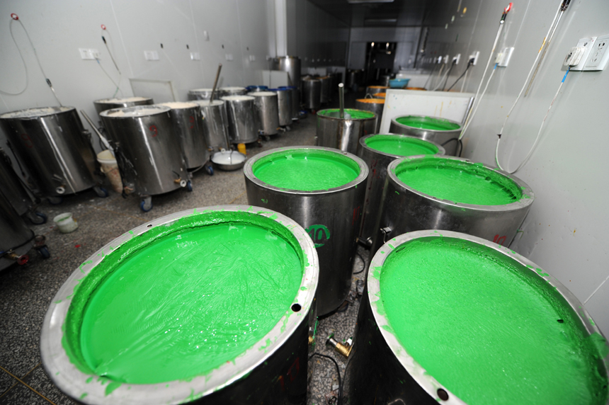 In this photo taken on April 16, 2012, the Zhuokang Capsule Co., Ltd. in Zhejiang Province has been closed down for using industrial gelatin to produce capsules. The State Food and Drug Administration (SFDA), China's drug watchdog, issued an emergency notice April 15 night to suspend the selling and consumption of a list of capsules with reported excessive chromium contamination. [Xinhua photo] 