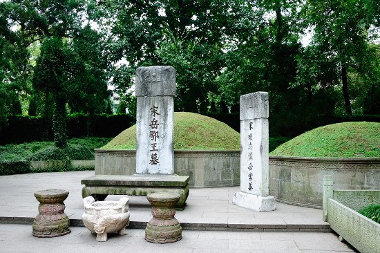 Located at the southern foot of Qixia Hill, the Mausoleum of General Yue Fei was first built in 1221.