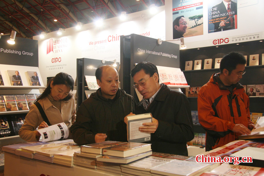 Huang Youyi, vice president of CIPG, visits the CIPG booth and gave suggestions regarding its design.