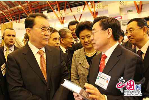 Li Changchun, a member of the Standing Committee of the Political Bureau of the CPC Central Committee, talks with Huang Youyi, vice president of CIPG.