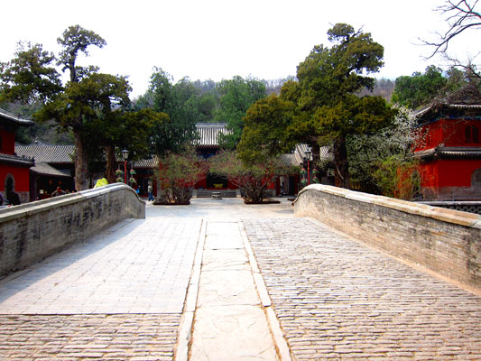 The view of Dajue Temple from the bridge. Photo taken by William Wang for CRI, April 2012.