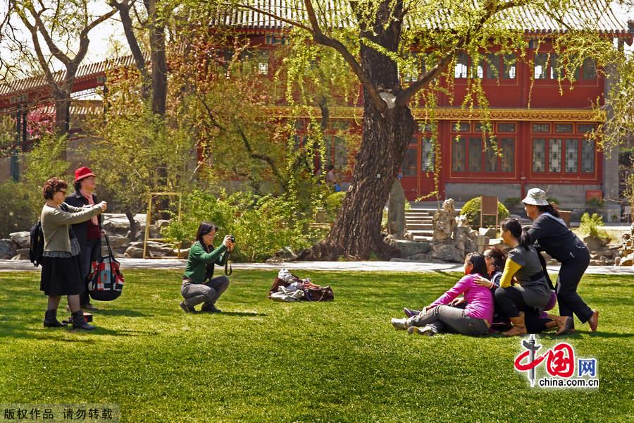 The Former Residence of Soong Chingling, late Honorary Chairman of the People's Republic of China, is situated at 46 North Rive Street in the Houhai Lake area of the West City District in Beijing. The residence was once a garden of one of the Qing Dynasty princes' mansions. The area along the banks of Houhai Lake is quiet and beautiful, with shady willow trees lining the streets. [China.org.cn]