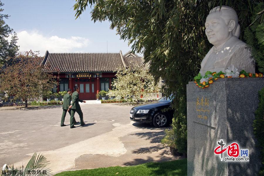 The Former Residence of Soong Chingling, late Honorary Chairman of the People's Republic of China, is situated at 46 North Rive Street in the Houhai Lake area of the West City District in Beijing. The residence was once a garden of one of the Qing Dynasty princes' mansions. The area along the banks of Houhai Lake is quiet and beautiful, with shady willow trees lining the streets. [China.org.cn]