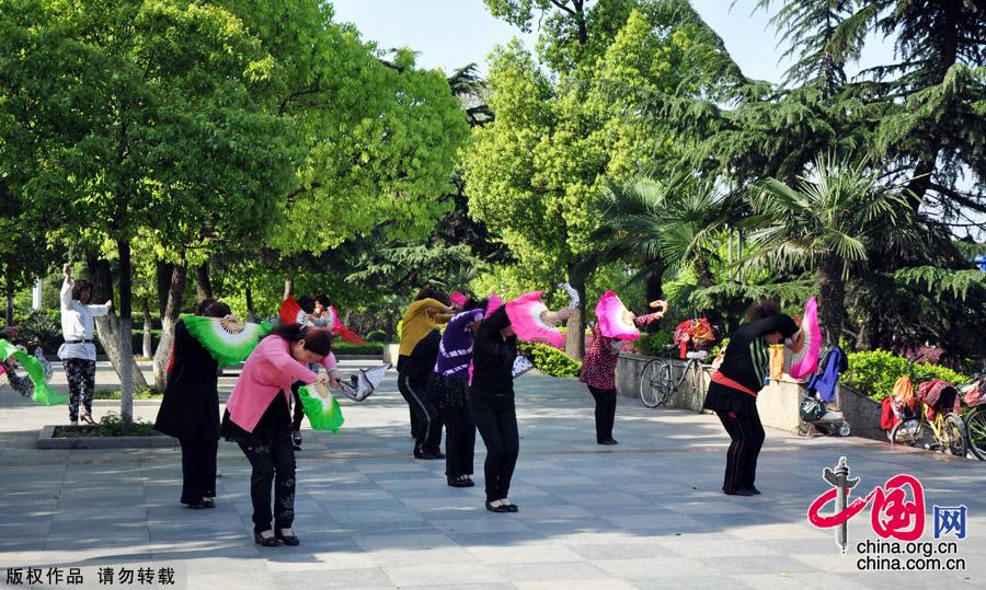 Photo shows the beautiful spring scenery in Yuehu Park, the northwest of Hanyang district, Wuhan. [China.org.cn]