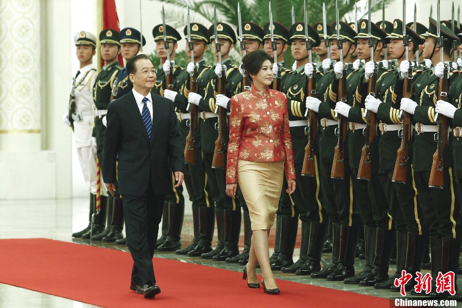 Chinese Premier Wen Jiabao (L) holds a welcoming ceremony for Thai Prime Minister Yingluck Shinawatra before their meeting in Beijing, capital of China, April 17, 2012. 