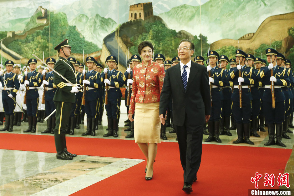 Chinese Premier Wen Jiabao (R) holds a welcoming ceremony for Thai Prime Minister Yingluck Shinawatra before their meeting in Beijing, capital of China, April 17, 2012. 