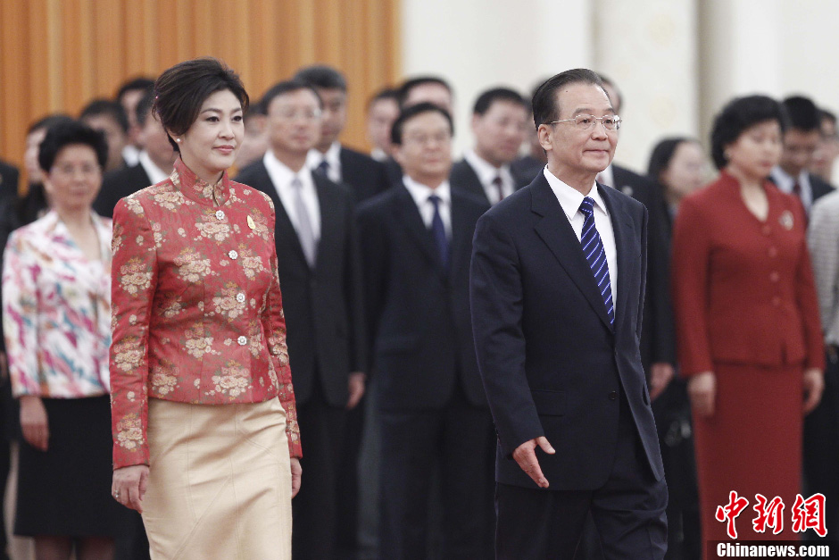 Chinese Premier Wen Jiabao (R) holds a welcoming ceremony for Thai Prime Minister Yingluck Shinawatra before their meeting in Beijing, capital of China, April 17, 2012. 