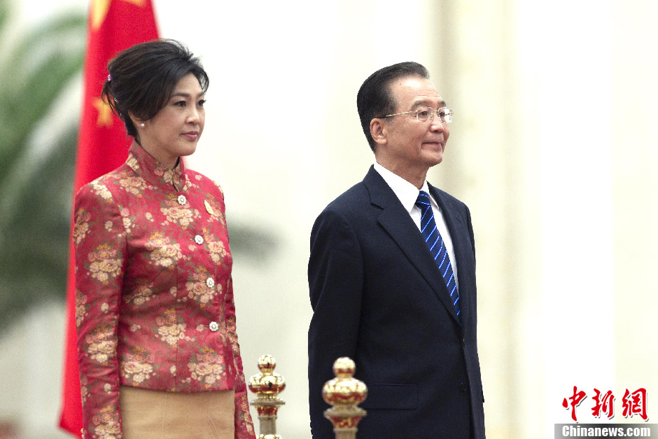 Chinese Premier Wen Jiabao (R) holds a welcoming ceremony for Thai Prime Minister Yingluck Shinawatra before their meeting in Beijing, capital of China, April 17, 2012. 