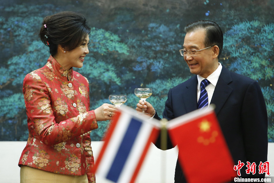 Chinese Premier Wen Jiabao (R) holds a welcoming ceremony for Thai Prime Minister Yingluck Shinawatra before their meeting in Beijing, capital of China, April 17, 2012. 