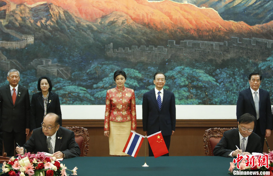 Chinese Premier Wen Jiabao (R) and Thai Prime Minister Yingluck Shinawatra witness signing of a series of deals in Beijing, capital of China, April 17, 2012. 