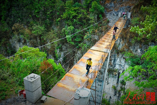 A basic bridge was built in 2012 under the investment of villager themselves, for better convenience.[chinapic.people.com.cn]